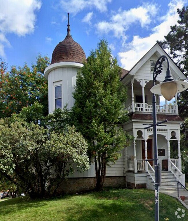Building Photo - 230 E 4th St