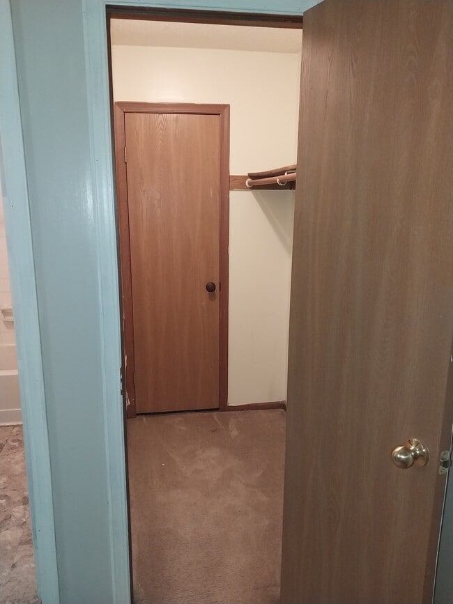 Canterbury Walk-In Closet - Kensington Park Apartments