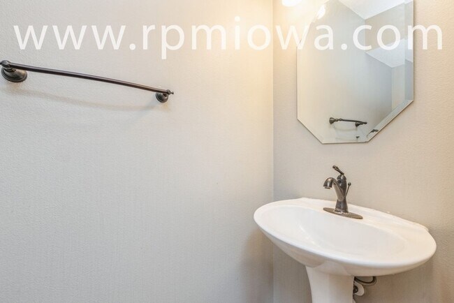 Foto del edificio - GREAT LOCATION!! 4 Bedroom, 3.5 Bathroom Home in West Des Moines