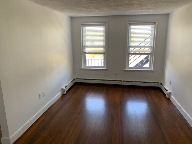 Building Photo - 2 bed/1 bath in Brookline