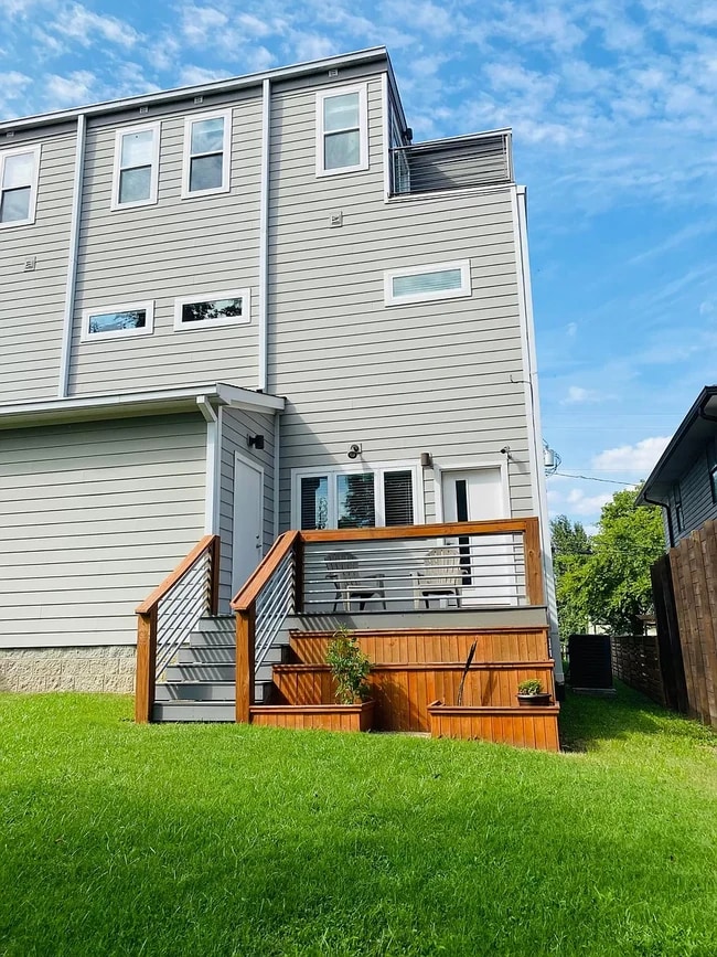 Foto del edificio - 619A Moore Ave