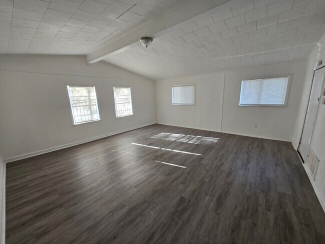 Foto del edificio - 3230 Ridgeland Dr