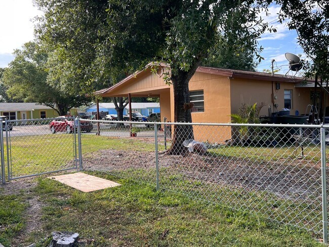 Foto del edificio - 3 BEDROOM, 2 BATH HOME IN THE HEART FORT P...