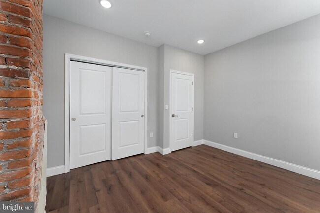 Building Photo - 533 N Paxon St