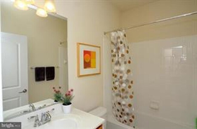 Foto del edificio - 4 LEVEL TOWNHOUSE WITH 2 CAR GARAGE, WALKING DISTANCE TO DOWNTOWN CROWN