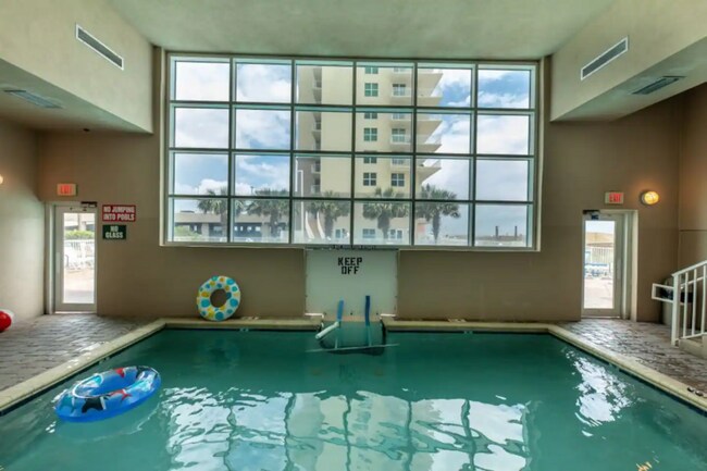 Foto del edificio - 825 W Beach Blvd
