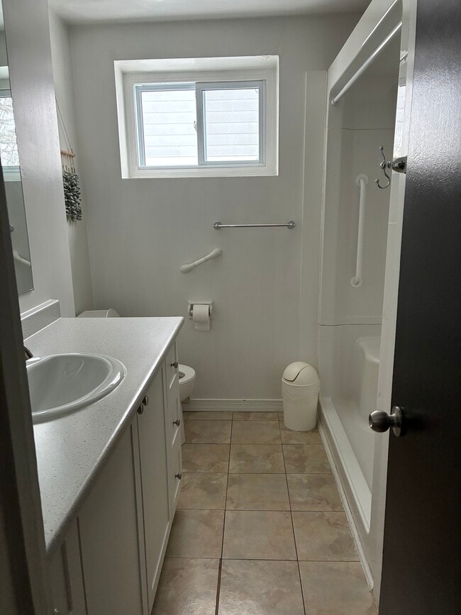 Building Photo - 37 Moira St E