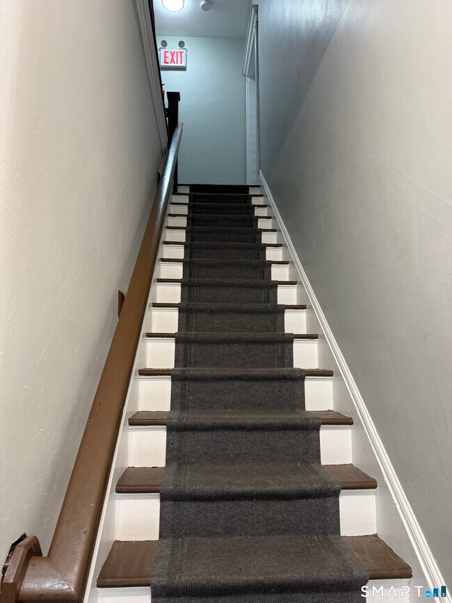 Building Photo - 483 Barnum Ave