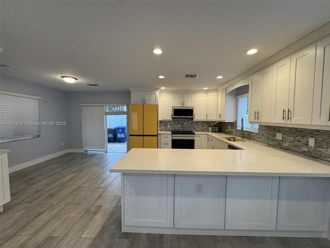 Building Photo - 1315 Royal Palm Dr