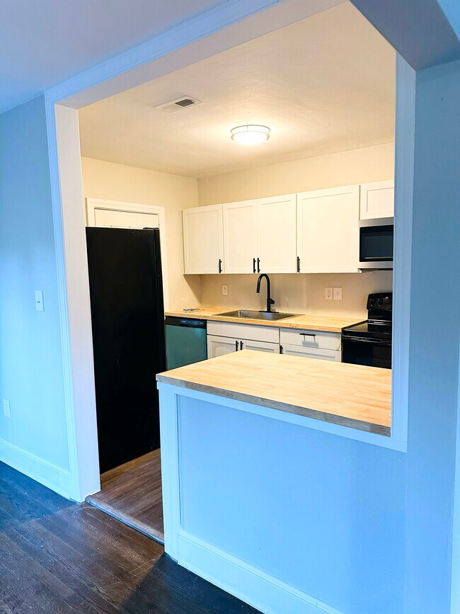 Cocina y comedor - 1021 14th Ave NW