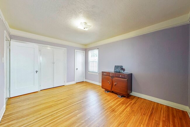 Building Photo - 301 N Janss St