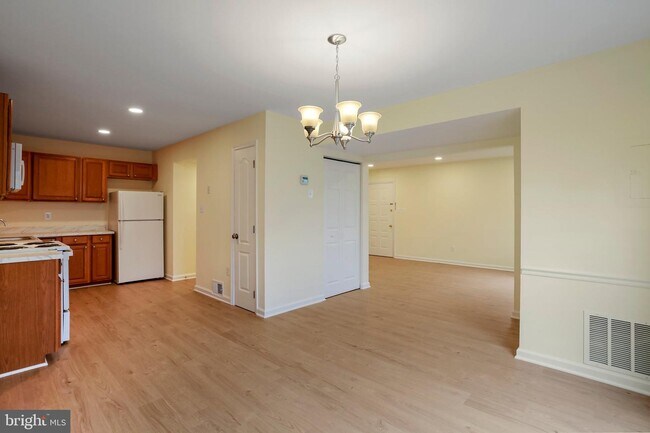Building Photo - 9007 Sandalwood Dr