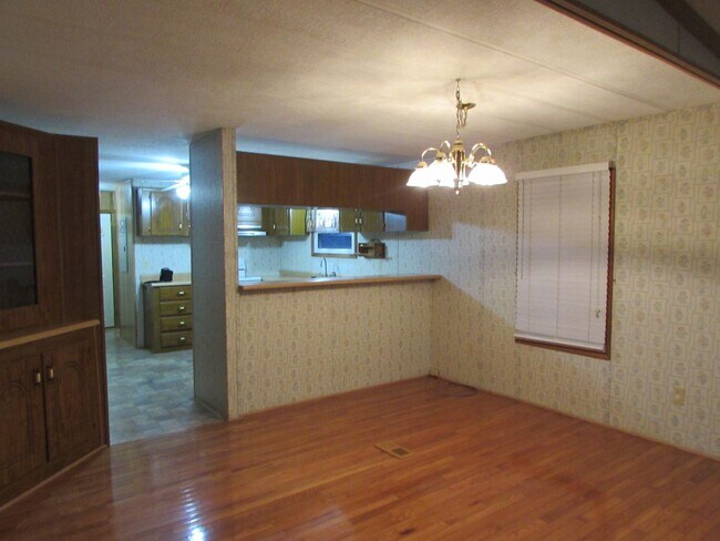 Building Photo - Charming 2 Bed/2.5 Bath - Approx 1 Acre of...