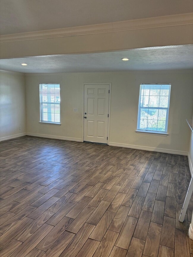 Building Photo - 3331 Longhorn Dr