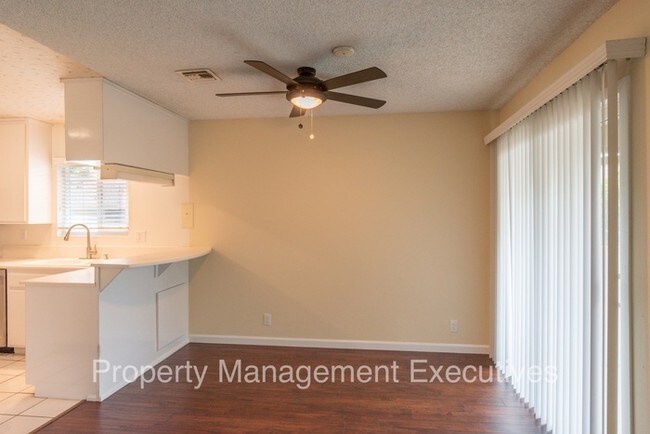 Building Photo - Nice 2 Bedroom Condo with Garage