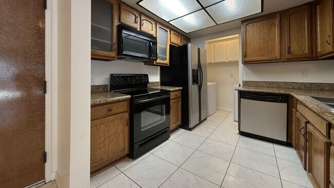 Foto del edificio - PRICE REDUCTION!! Lovely 2 Bedroom, 2 Bath...
