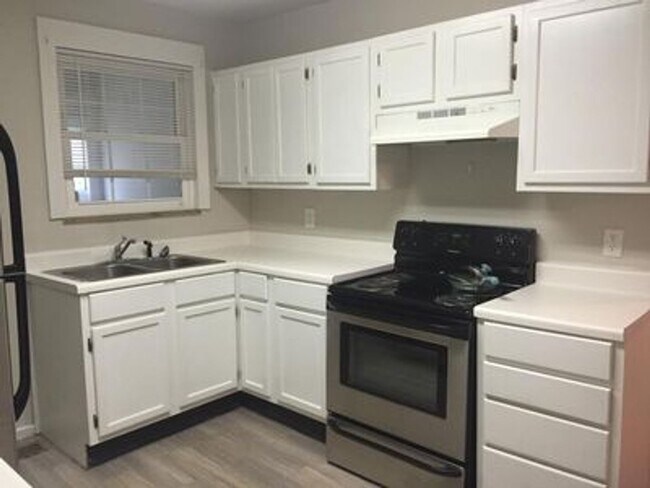 Building Photo - 2 Bedroom/ 1 Bathroom Available in June!