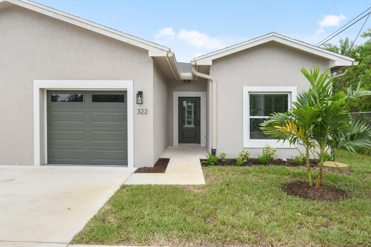 Foto principal - 322 NW Baker Rd