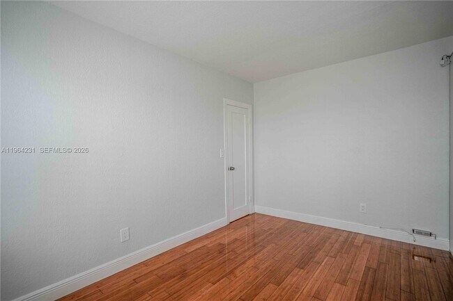 Foto del edificio - 7325 Carlyle Ave