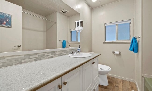 Building Photo - For Rent in Hollyhills – Bothell, WA