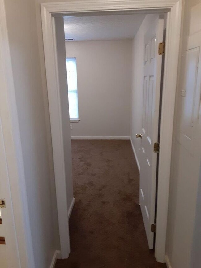 Building Photo - Gorgeous 2 Bedroom, 1 Bathroom Apartment at Millcreek Terrace