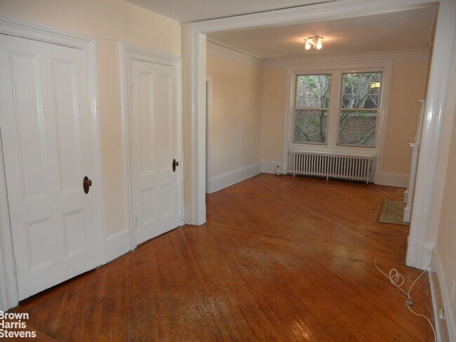 Building Photo - Big Bright Prewar One Bedroom