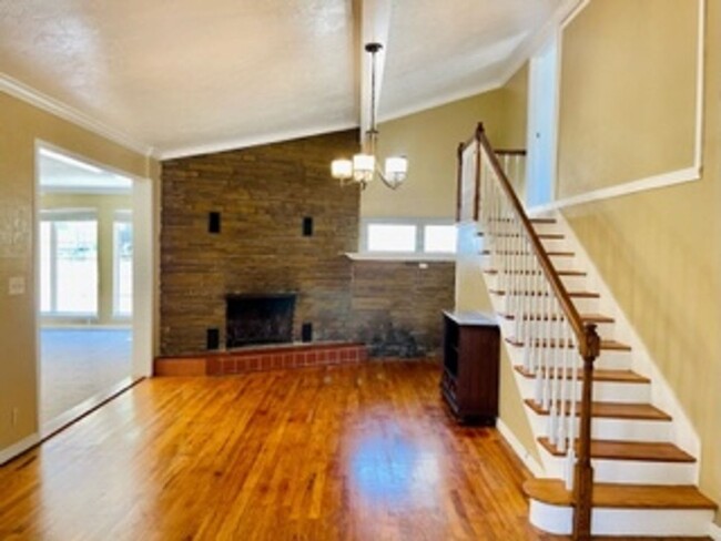 Foto del edificio - 4 bedroom 3 bath