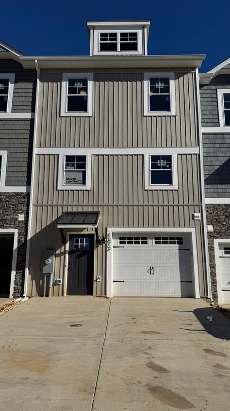 Brand New END UNIT Townhouse For Rent in ... - Brand New  END UNIT Townhouse For Rent in ...