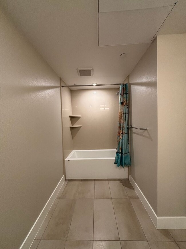 Building Photo - Modern 3-Bedroom Condo with Premium Amenities - Available Now!