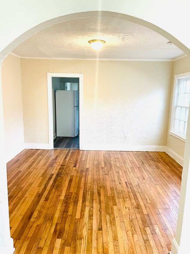 Foto principal - ** 3 bed 1 bath located close to Jackson H...