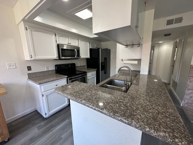 Building Photo - Charming 2B/1BA Second Floor Condo in Nort...
