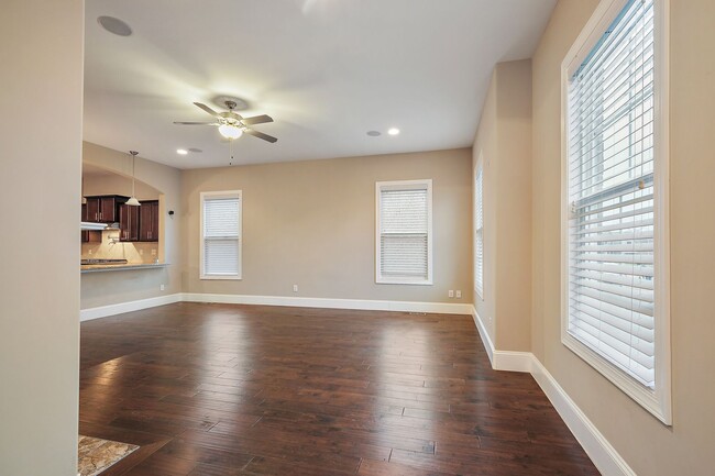 Building Photo - Beautiful 4 Bed, 3 Bath w/ Bonus Room Loca...