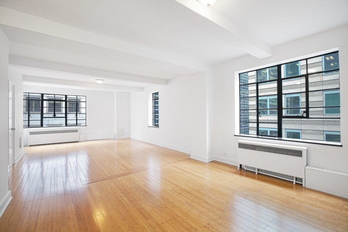 Living room - 307 E 44th St