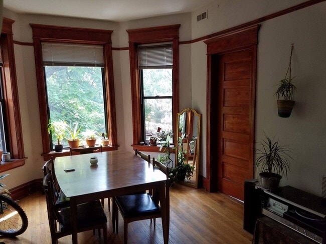 Front Living Room - 1230 W Roscoe St