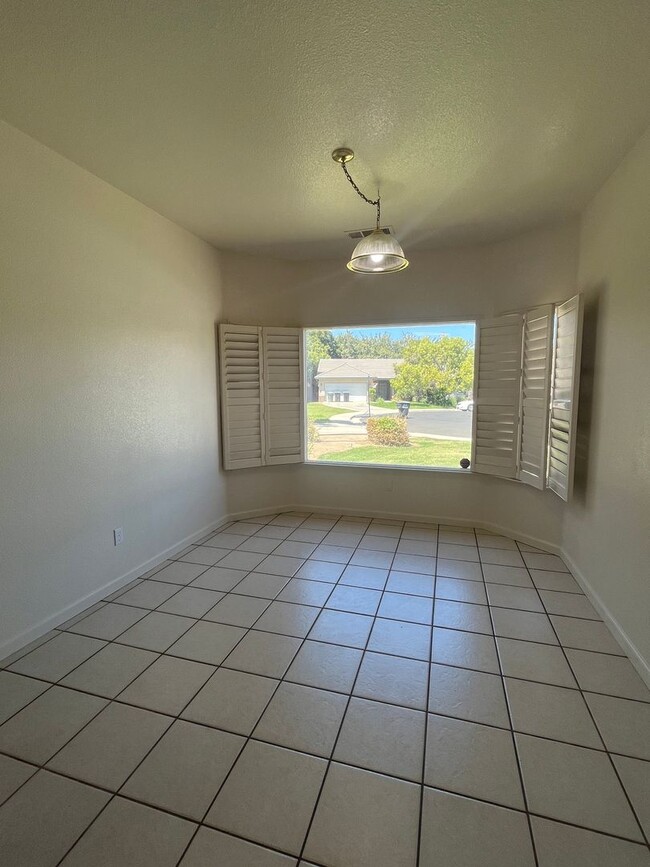 Building Photo - Move in Ready Home!