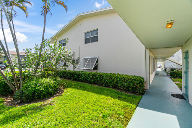 Building Photo - 700 Horizon W