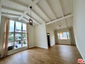 Building Photo - 1114 S Sherbourne Dr