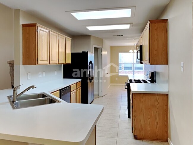 Foto del edificio - 737 Oak Dale Ave