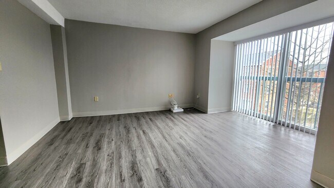 Foto del edificio - 77 N Point Dr
