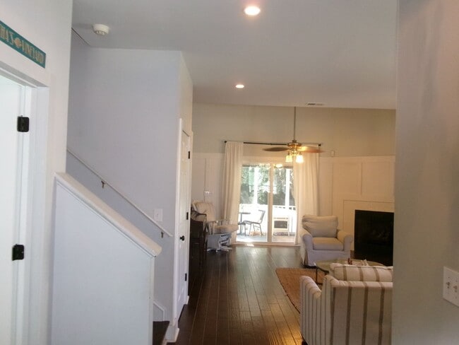 Foto del edificio - Walk to the Ocean from this 3 bedroom, 2.5...