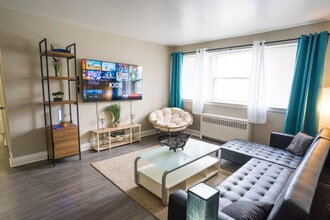 Building Photo - 1011 Adelaide St N