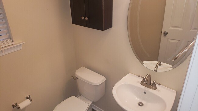 Foto del edificio - Awesome 2Br 2.5Ba Townhome w/ Bonus Room & Garage!  Available 7/3!