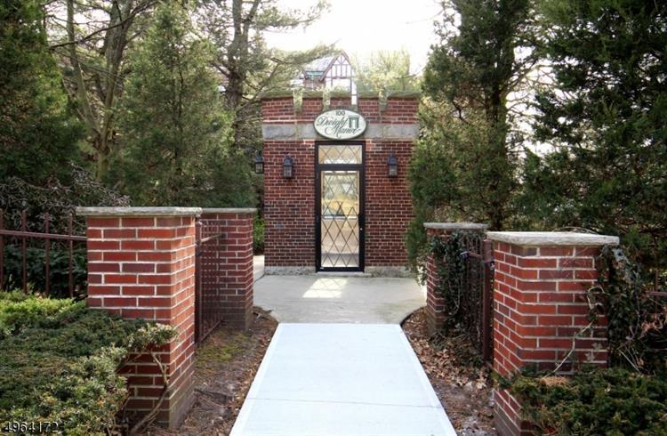 Primary Photo - 100 E Palisade Ave