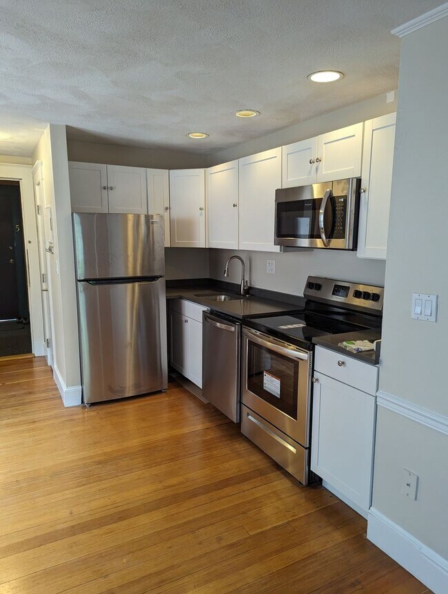 Foto del edificio - September 1 Brighton Cleveland Circle 2 bedroom for 9/1!