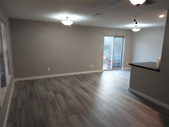 Foto del edificio - 933 Valentine Ave