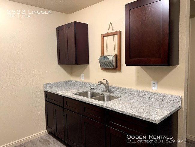 Building Photo - Newly Remodeled with Granite Counter-tops!