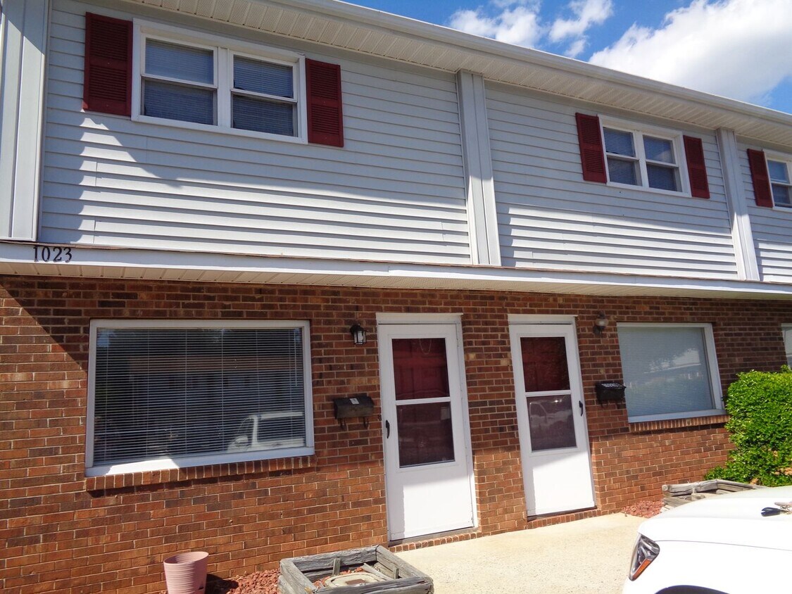 1023 Salisbury St, Kernersville, NC 27284 Townhome Rentals in