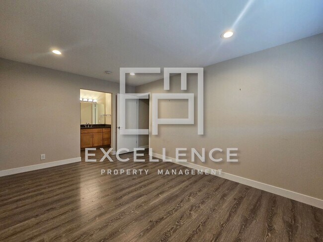 Foto del edificio - Fabulous 2/2 Duplex with Garage,Cat OK, Patio, Granite Counters and Fireplace