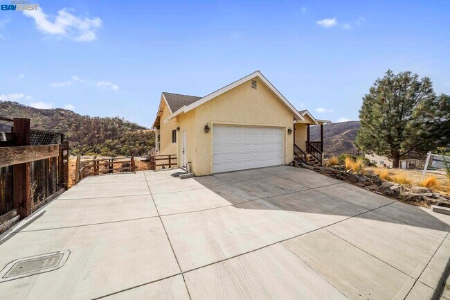 Building Photo - 231 Manzanita Ln