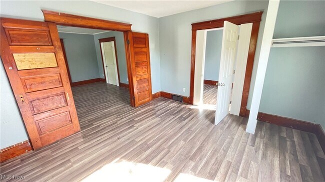 Foto del edificio - 4322 Bush Ave